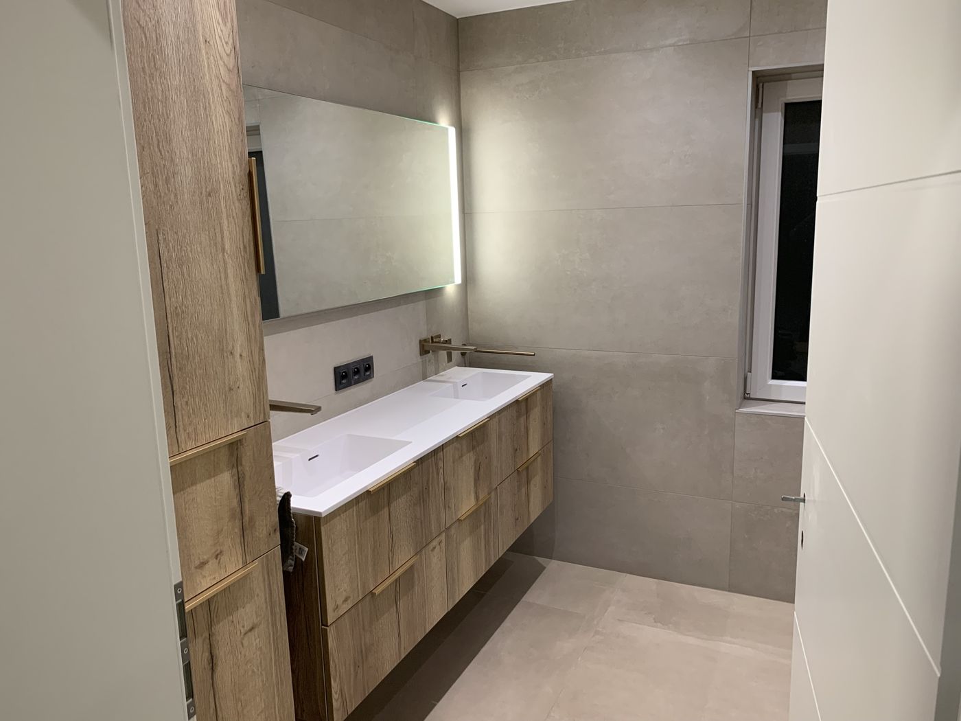 Double vasque sur meuble suspendu