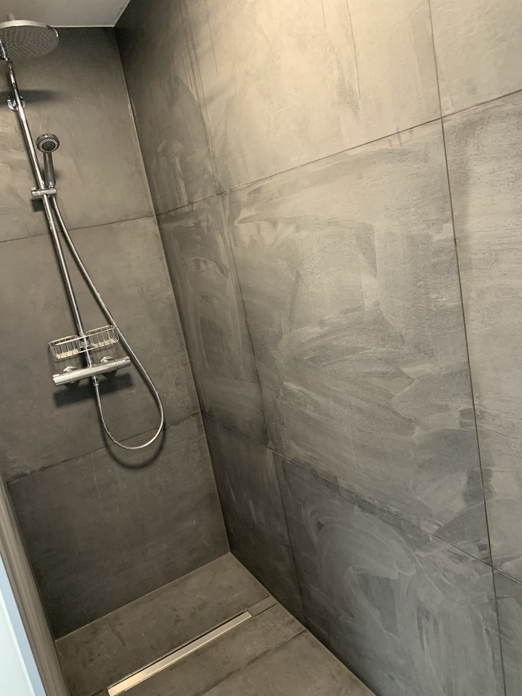 Douche à l'italienne avec caniveau