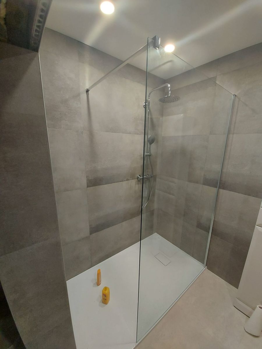 Grande douche, paroi fixe