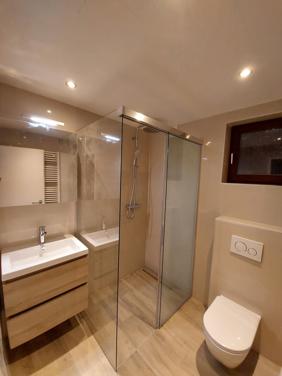 Petite salle de bain, tons clairs