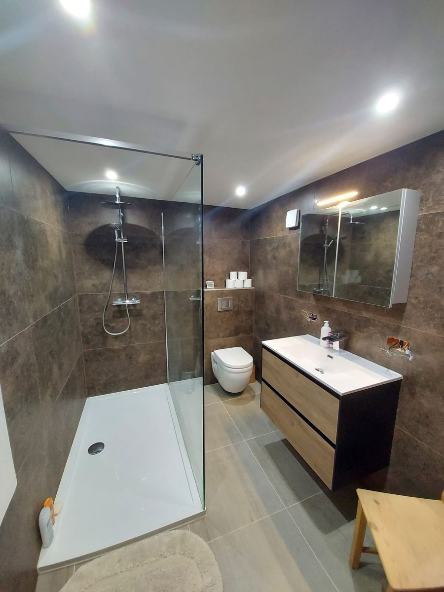 Salle de bain au carrelage brun