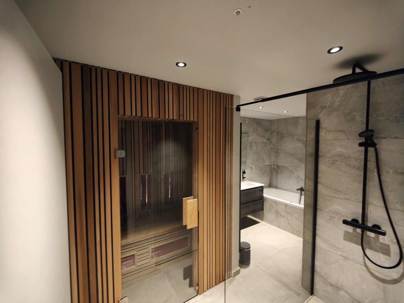 Salle de bain avec sauna